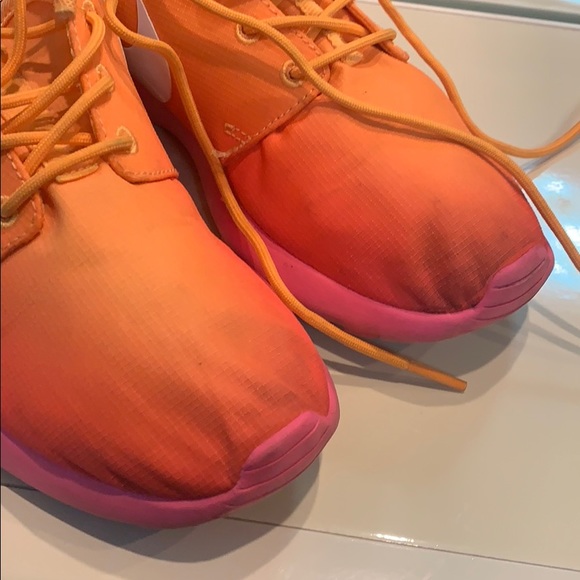 Women’s Nike Roshe Run Shoes pink ombre color - Picture 4 of 7